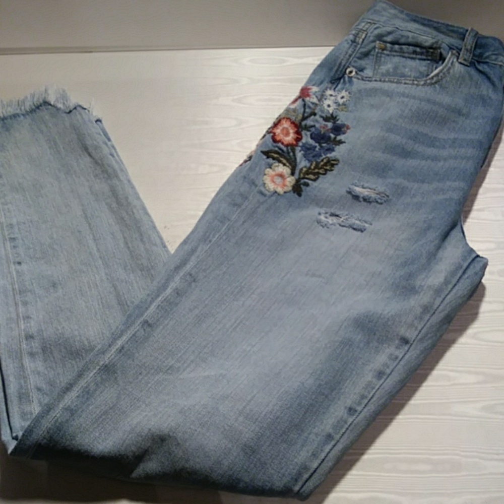 American Eagle Mom embroidery step-hem frayed